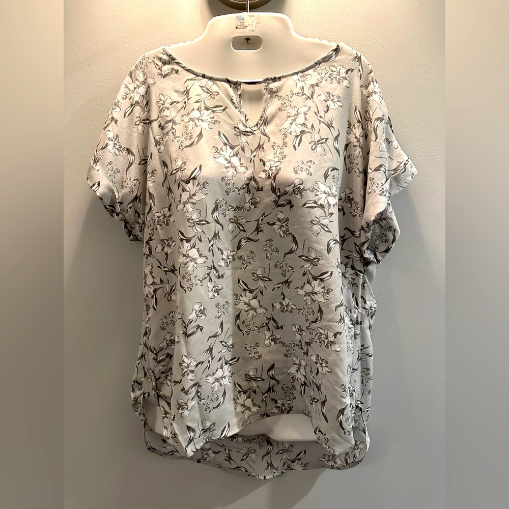 🌸Calvin Klein floral pattern lightweight short sleeve ladies size Medium blouse